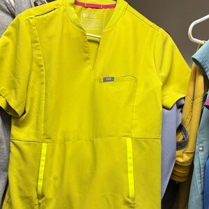 FIGS women’s Yellow scrub shit large and pants small po# 4019